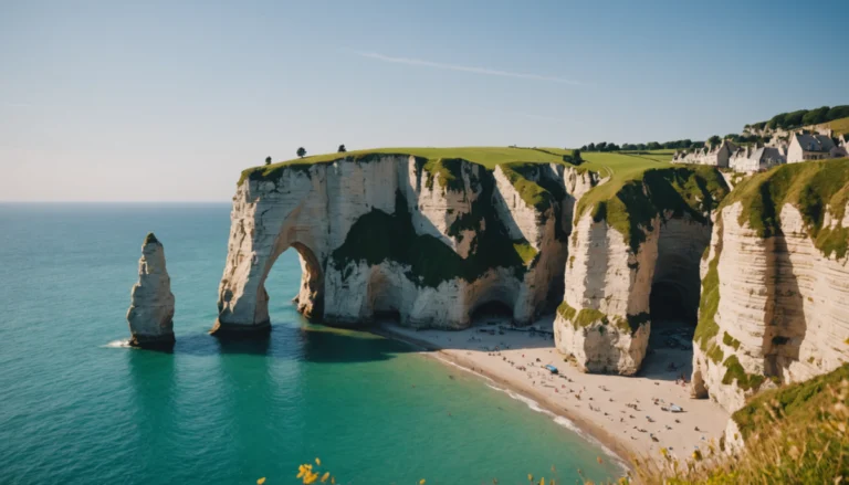 Les merveilles d&rsquo;Étretat : falaises, arche naturelle et panoramas uniques